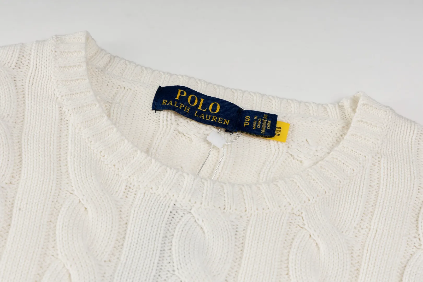 P220 #R91 RALPH LAUREN Ralph Lauren fourteen colors classic small label embroidery round neck pullover cable cardigan sweater men's top, high-density LOGO embroidery on the chest, original customization of tag accessories. Made of pure cotton yarn, pure cotton is skin-friendly and comfortable, small label war horse embroidered twist button round neck sweater 🐎 high quality, follow the blogger to learn how to wear it! Let’s buy a Ralph Lauren cable sweater. It’s a super hard-to-find series after it became popular. It’s hard to find one on the official website. It’s simple and practical to wear, with a lazy and loose feel. The thickened fabric has more texture, feels soft and delicate, and has a loose fit. Whether worn alone or layered, you can wear different styles of fashion with just one piece!   Size：XS S M L Sleeve length: 59/60/61/62/63